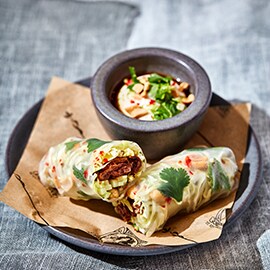Spitskool-springrolls met BBQ mayo Spitskool-springrolls met BBQ mayo